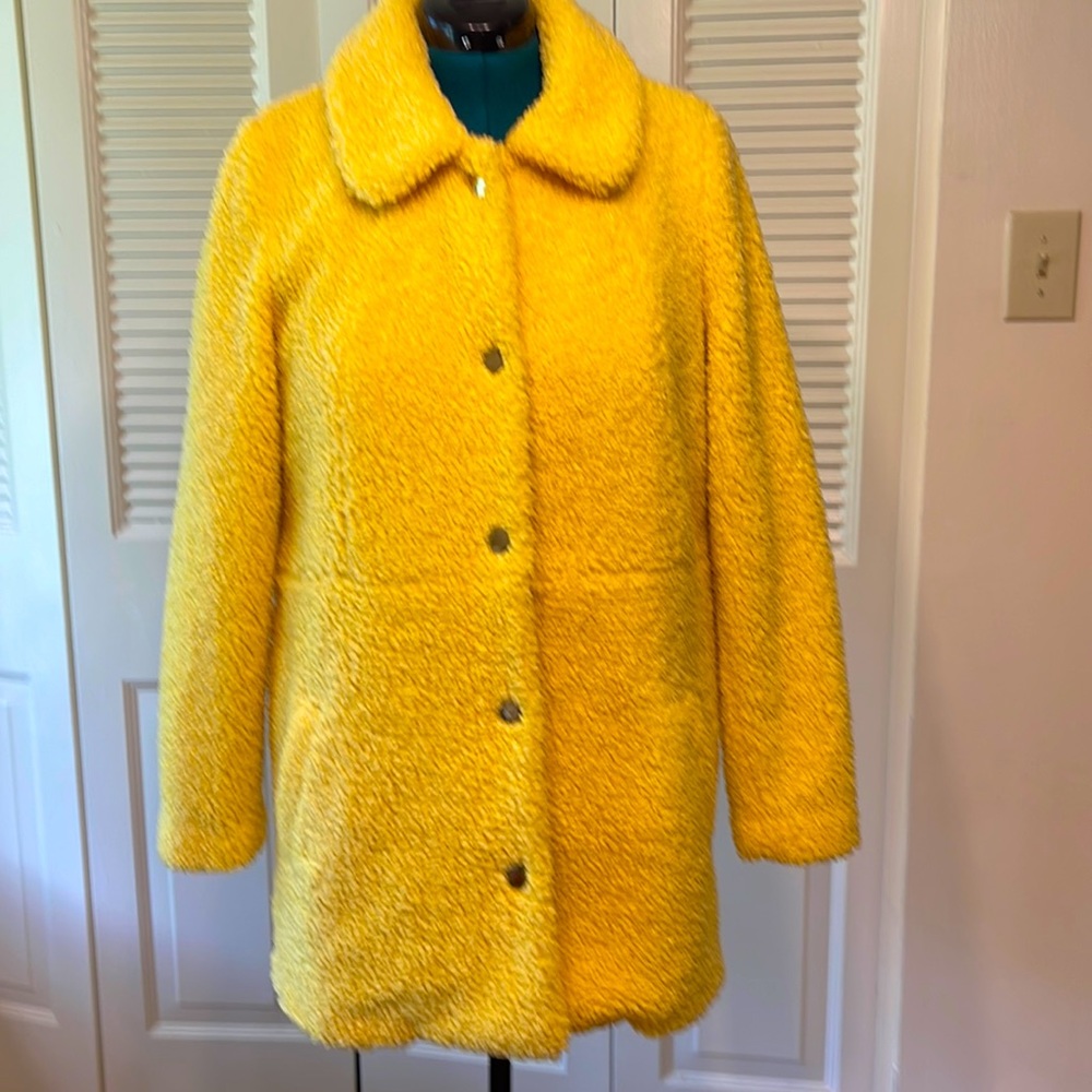 Joyful yellow short coat, snap closing.